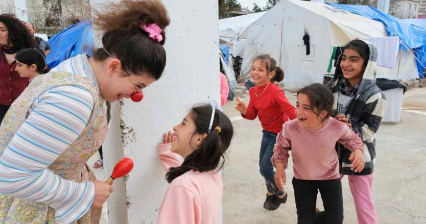 Clowns play and laught with kid survivors of the Turkey earthquake.